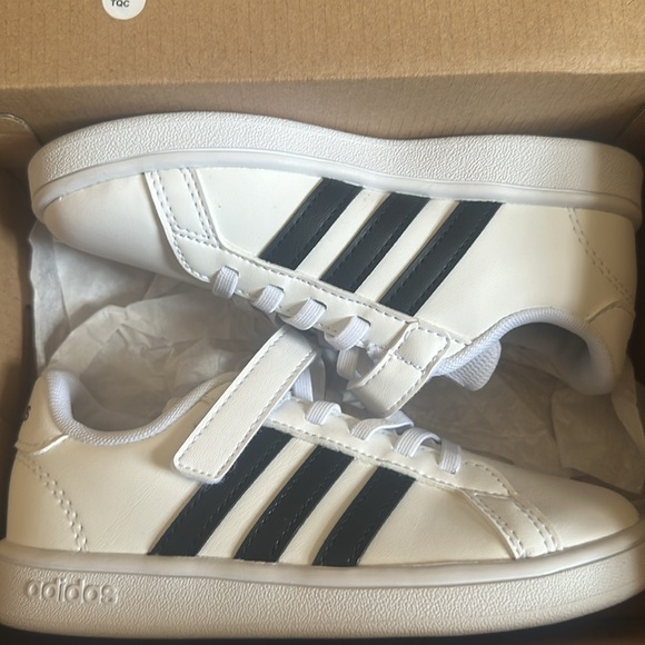 Little boy’s Adidas Grand Court C sneakers- new in box! Never worn! - Picture 2 of 4